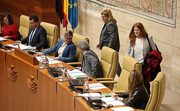 Jara Romero ocupa su nuevo asiento en la Mesa de la Asamblea como secretaria primera