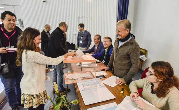 Votación en el instituto Zurbarán de Badajoz en las elecciones sindicales de empleados de la Junta. 
