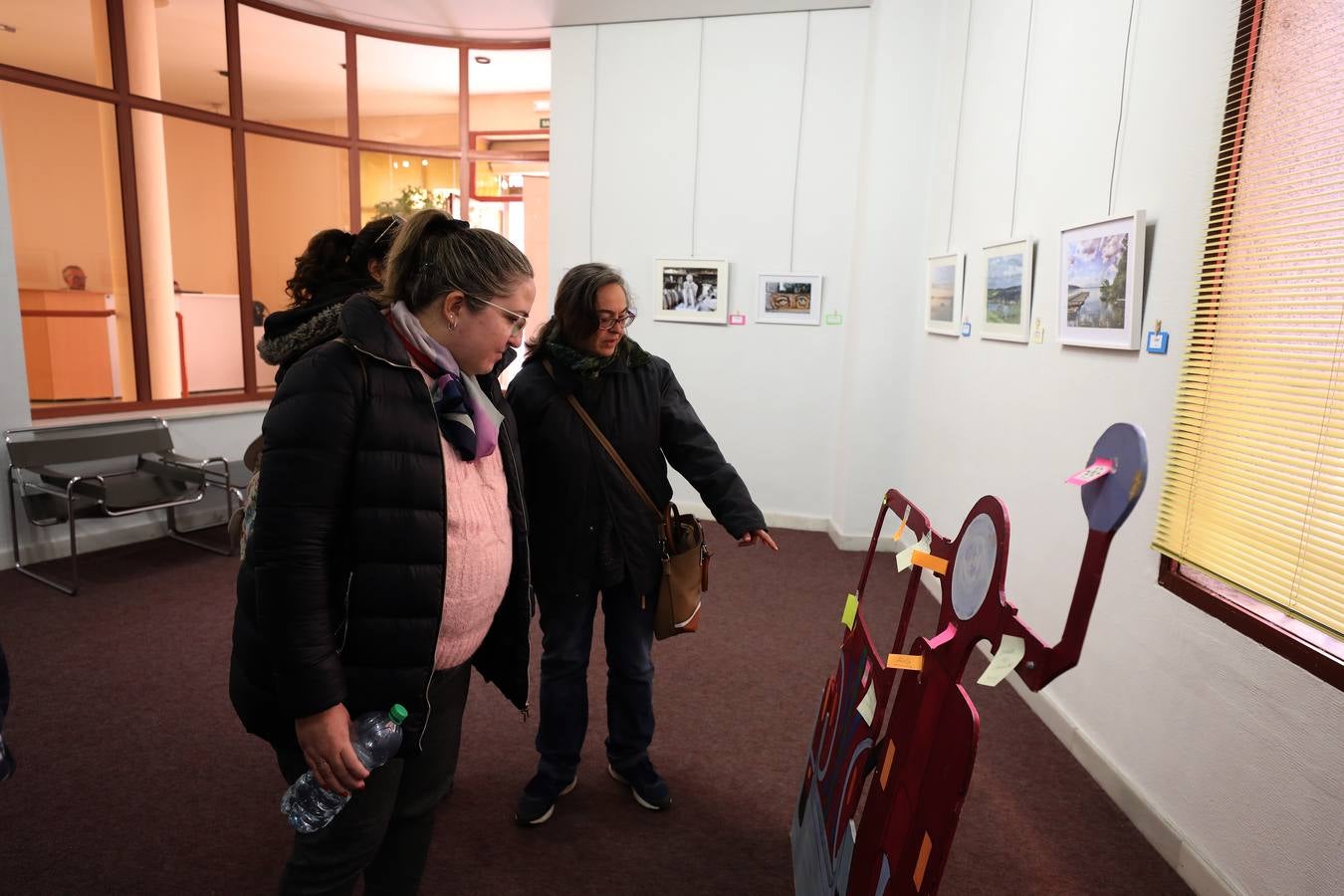 El Centro Cultural 'Santo Domingo' de la Fundación CB en Mérida alberga desde el lunes, 3 de diciembre, la exposición 'La sonrisa de los colores', de Javier Rodríguez Rubio. La muestra, que se puede visitar hasta el próximo día 30, se desarrolla a favor de la Asociación Española Contra el Cáncer (AECC). El horario de la exposición es de lunes a sábado, en horario de 10:00 a 13:30 horas y de 18:00 a 21:00 horas. Mientras, los domingos permanecerá abierta de 10:00 a 13:30 horas.