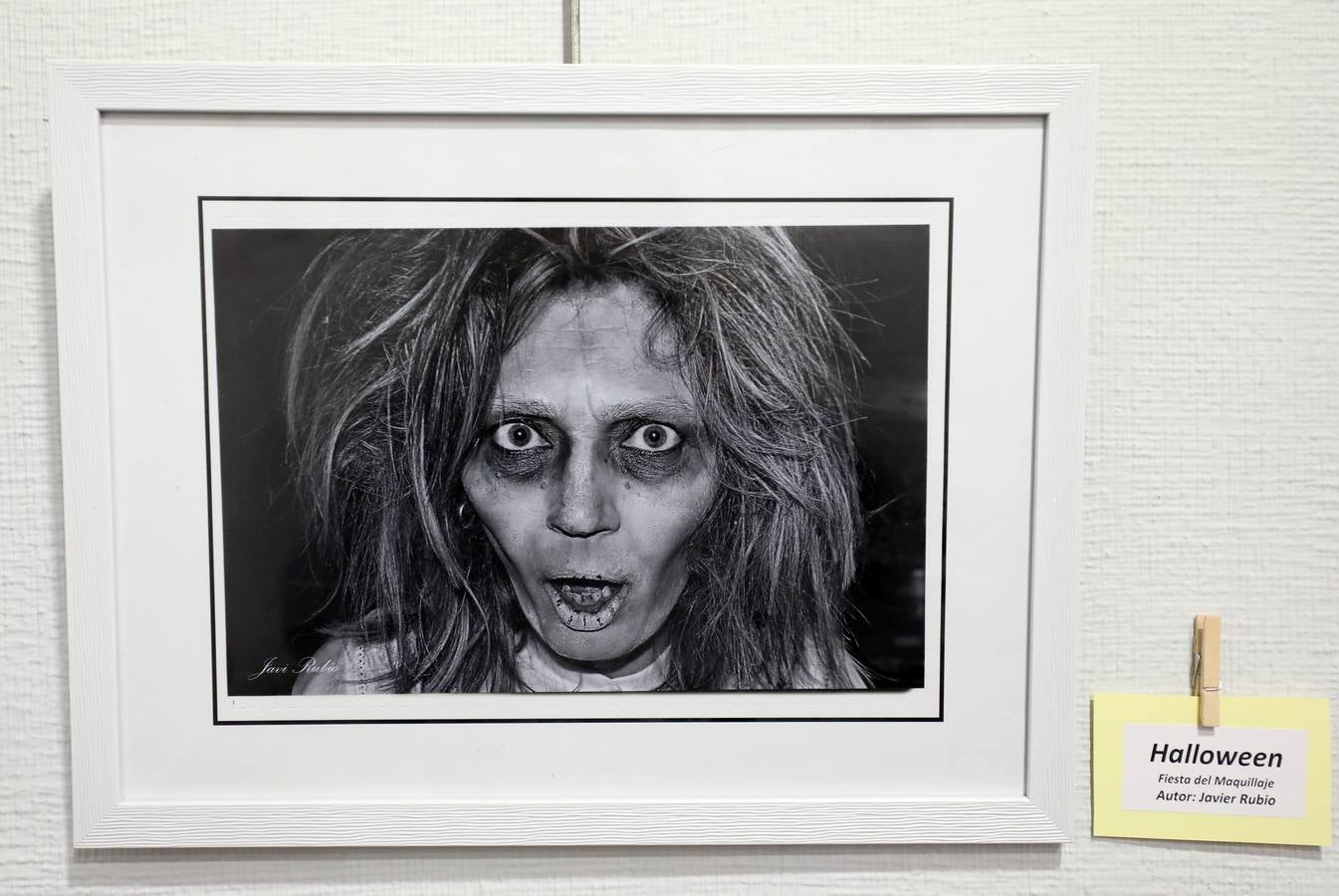 El Centro Cultural 'Santo Domingo' de la Fundación CB en Mérida alberga desde el lunes, 3 de diciembre, la exposición 'La sonrisa de los colores', de Javier Rodríguez Rubio. La muestra, que se puede visitar hasta el próximo día 30, se desarrolla a favor de la Asociación Española Contra el Cáncer (AECC). El horario de la exposición es de lunes a sábado, en horario de 10:00 a 13:30 horas y de 18:00 a 21:00 horas. Mientras, los domingos permanecerá abierta de 10:00 a 13:30 horas.