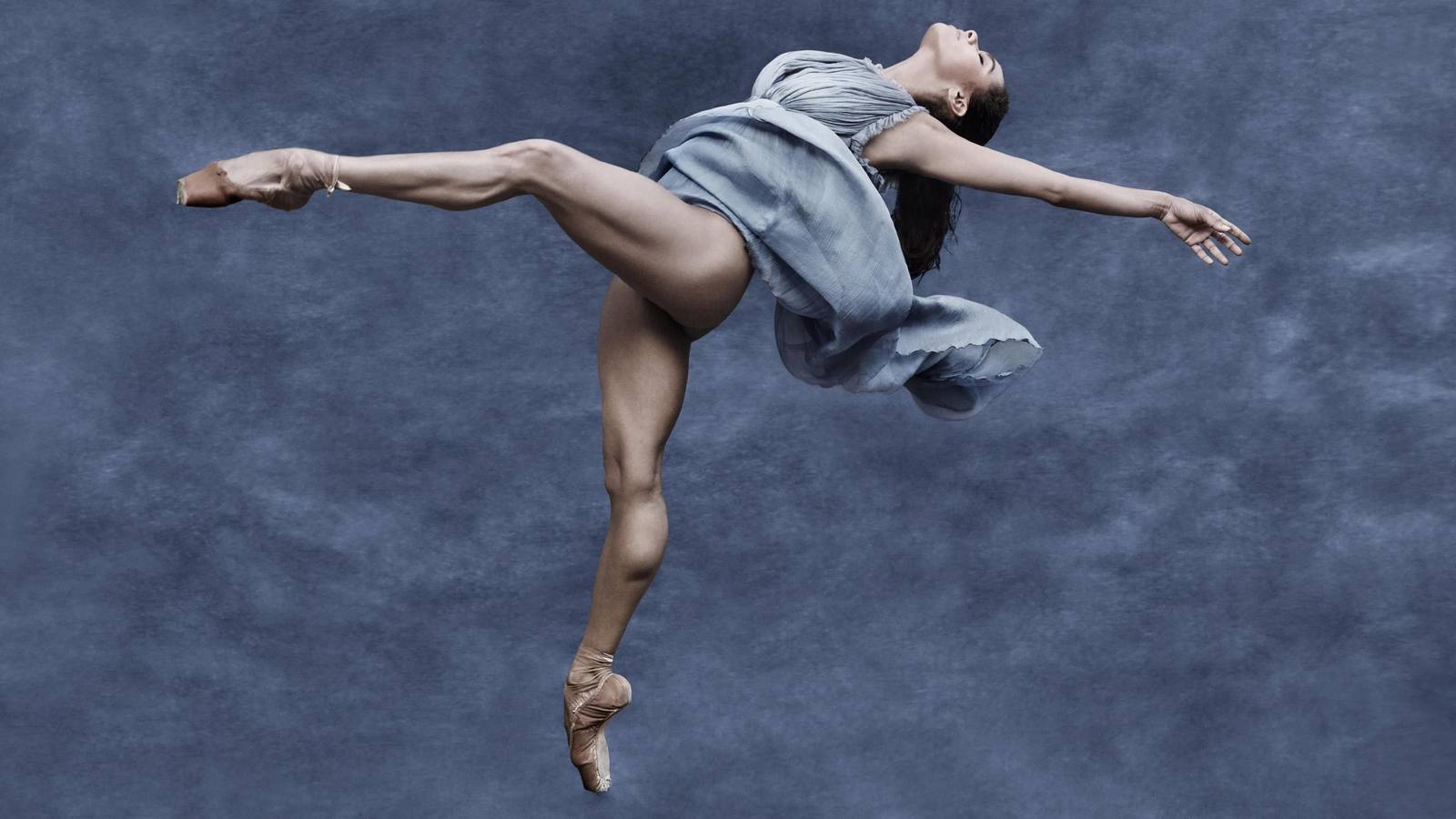 La bailarina de ballet estadounidense Misty Copeland mientras posa para el fotógrafo escocés Albert Watson