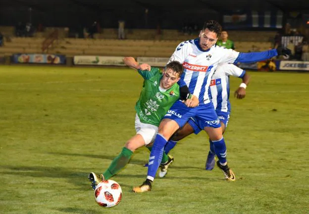 David López pugna por un balón en el encuentro disputado ayer ante el Talavera. :: Abel Martínez