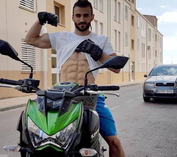 Miguel Barquilla con la moto que le han robado. :: cedida