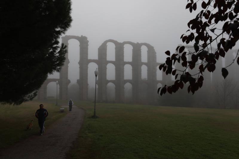 Mérida amanece con niebla en el Día de la Constitución
