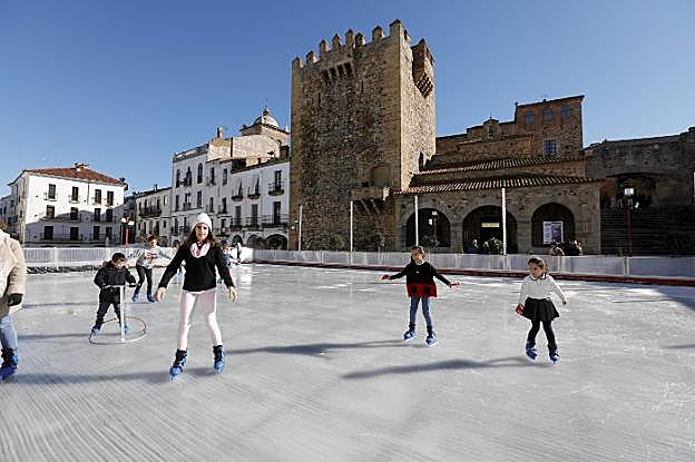 Primeros patinadores ayer por la mañana tras la apertura al público de la pista en la Plaza Mayor. :: l. c.