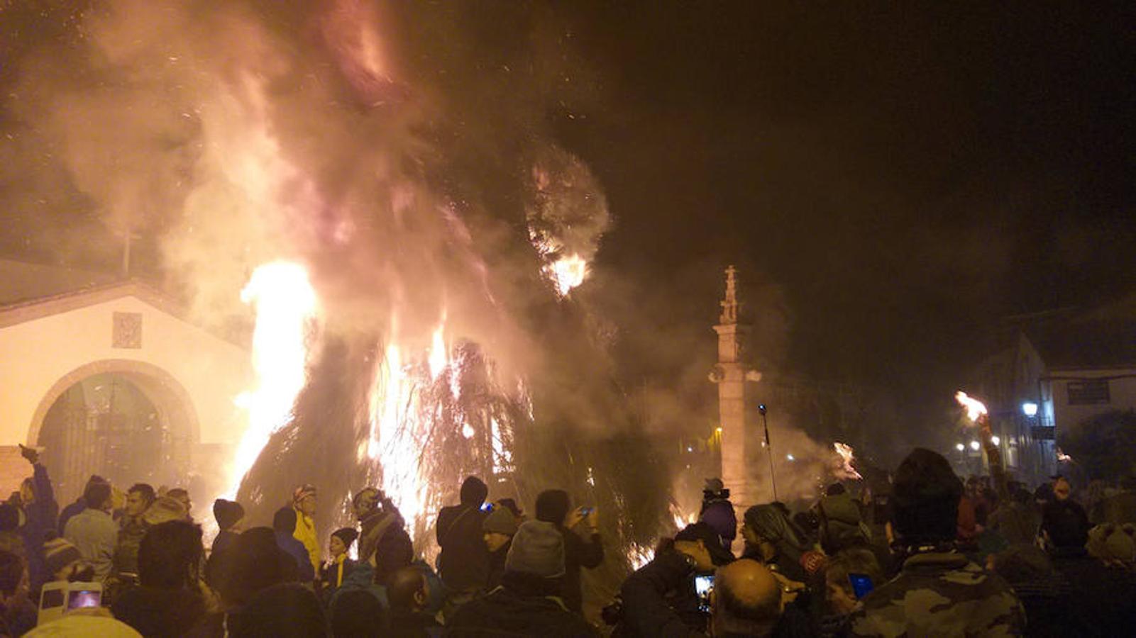Las hogueras distribuidas por el casco urbano de la localidad surten de llamas a cerca de 15.000 personas en una noche fría