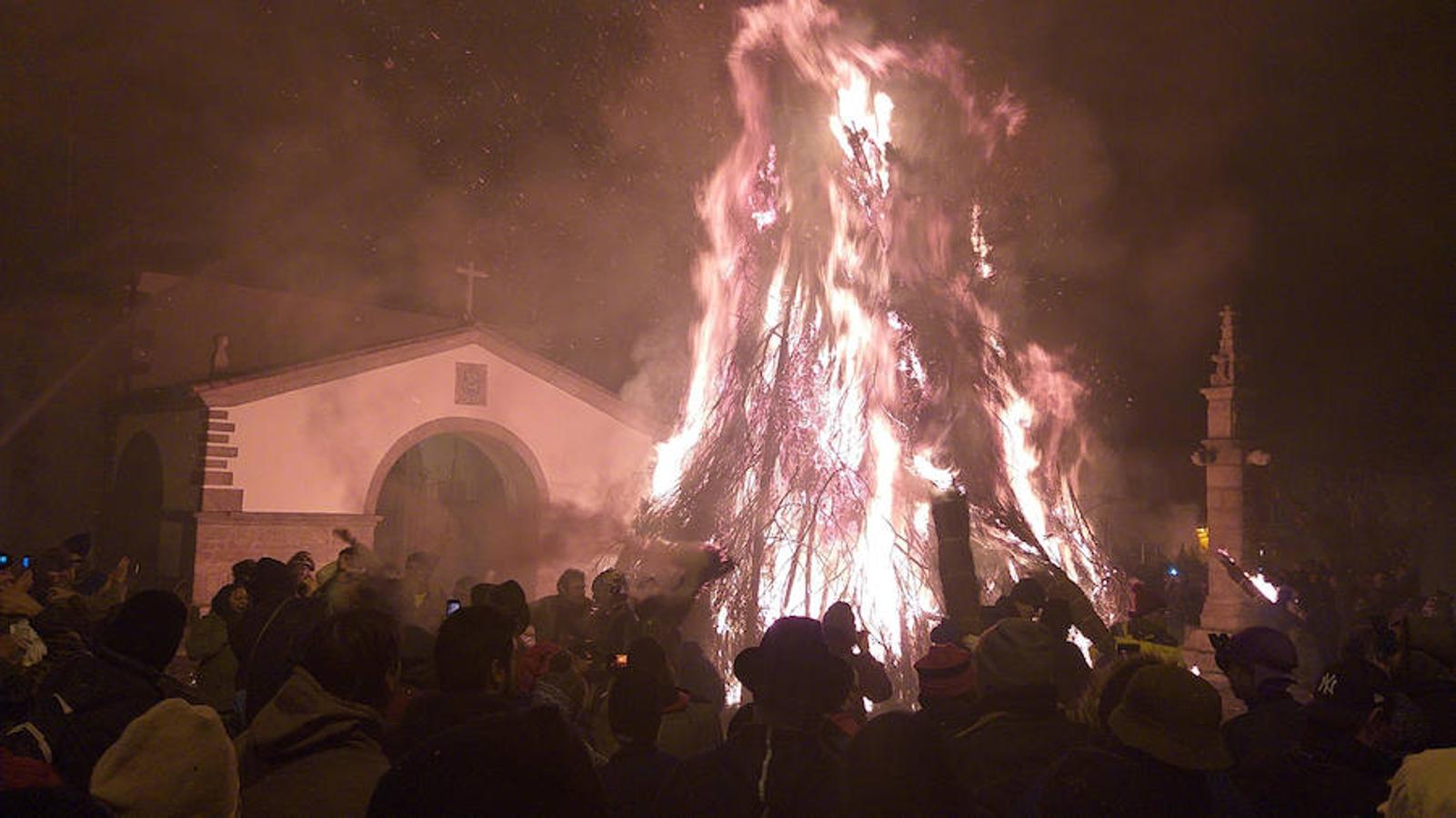 Las hogueras distribuidas por el casco urbano de la localidad surten de llamas a cerca de 15.000 personas en una noche fría