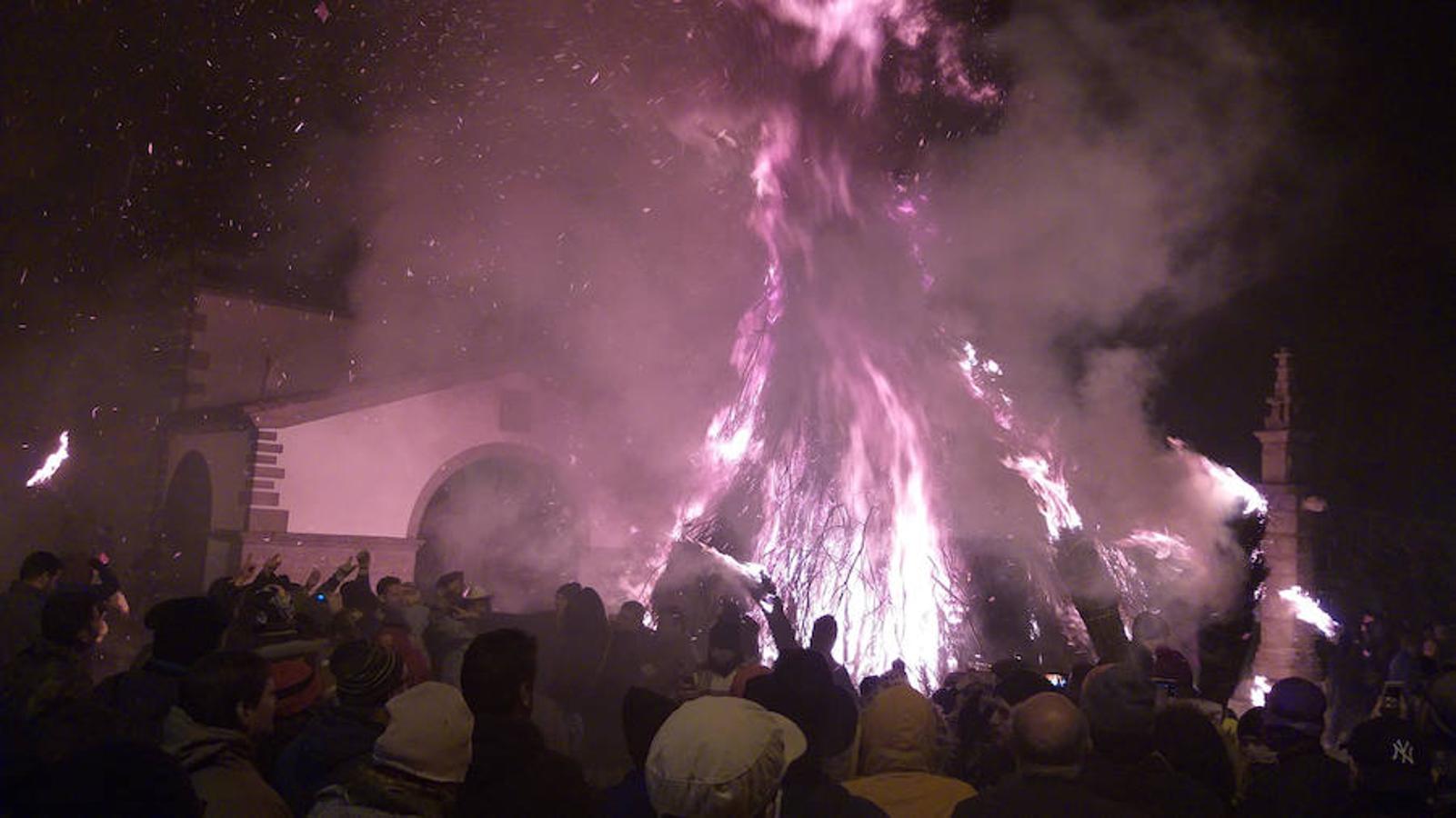 Las hogueras distribuidas por el casco urbano de la localidad surten de llamas a cerca de 15.000 personas en una noche fría