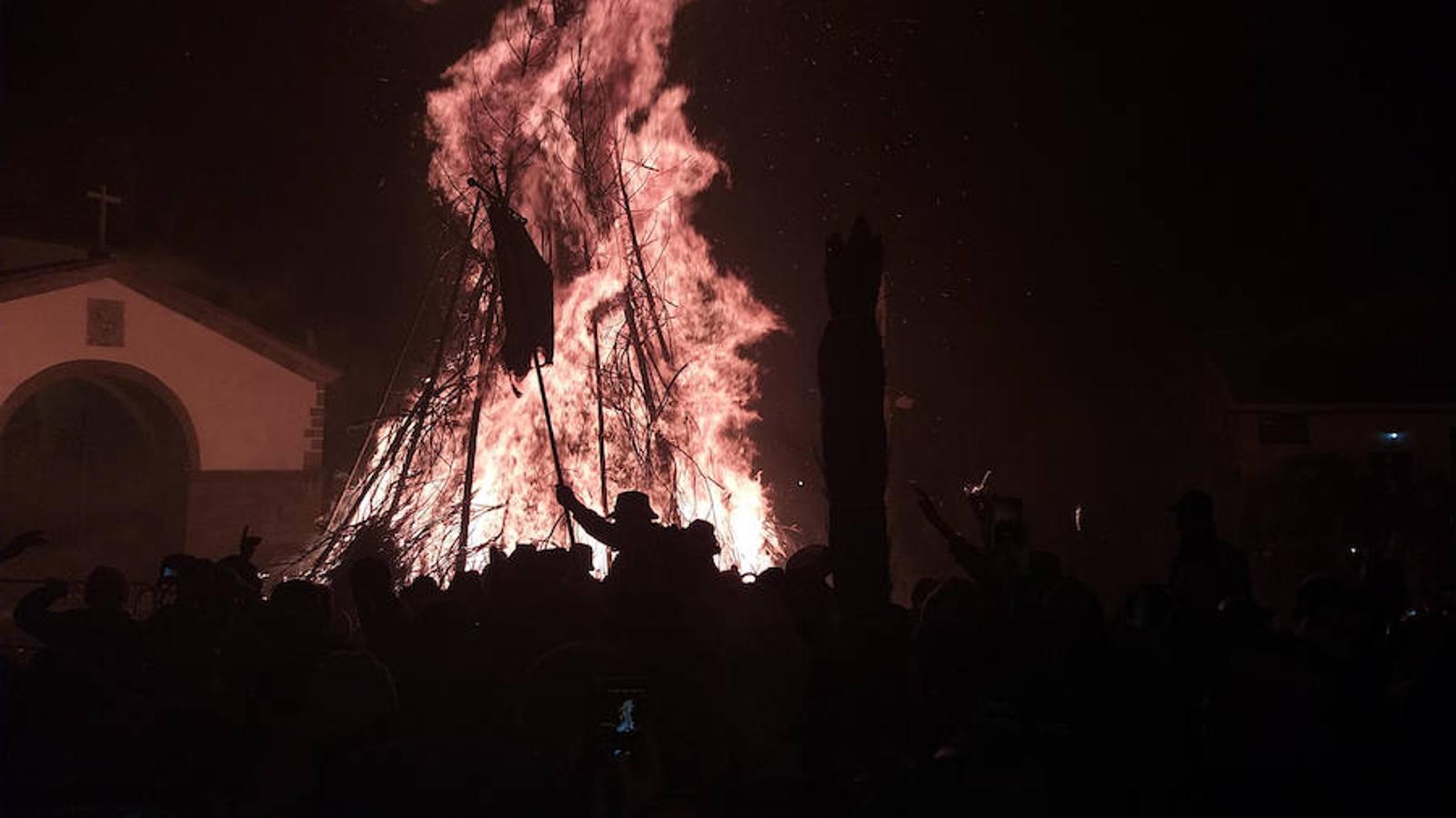 Las hogueras distribuidas por el casco urbano de la localidad surten de llamas a cerca de 15.000 personas en una noche fría