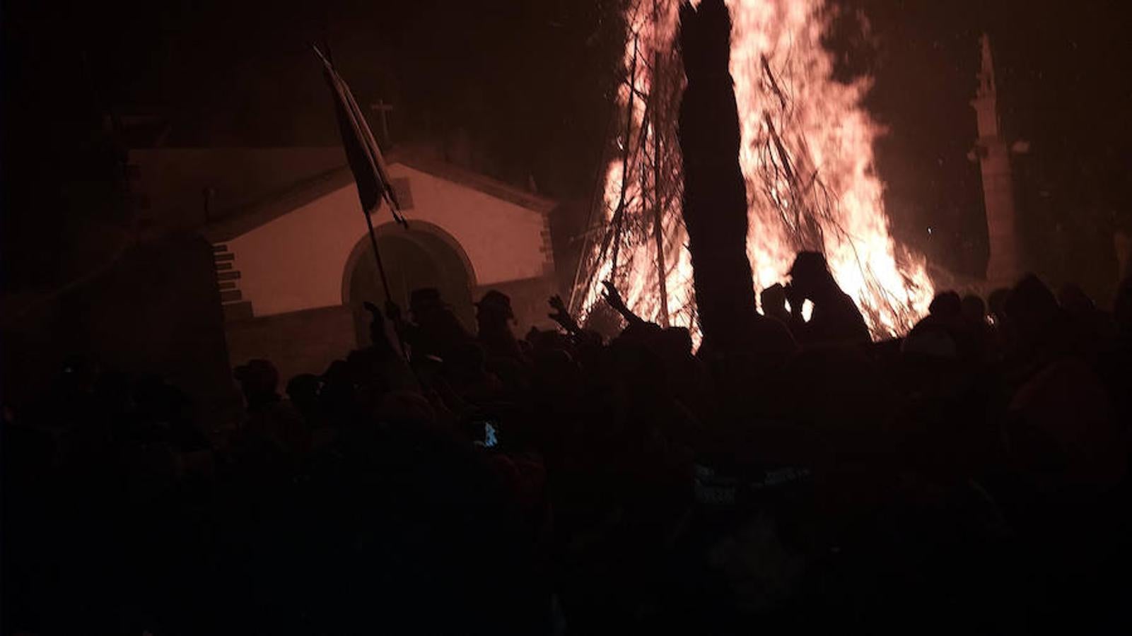 Las hogueras distribuidas por el casco urbano de la localidad surten de llamas a cerca de 15.000 personas en una noche fría