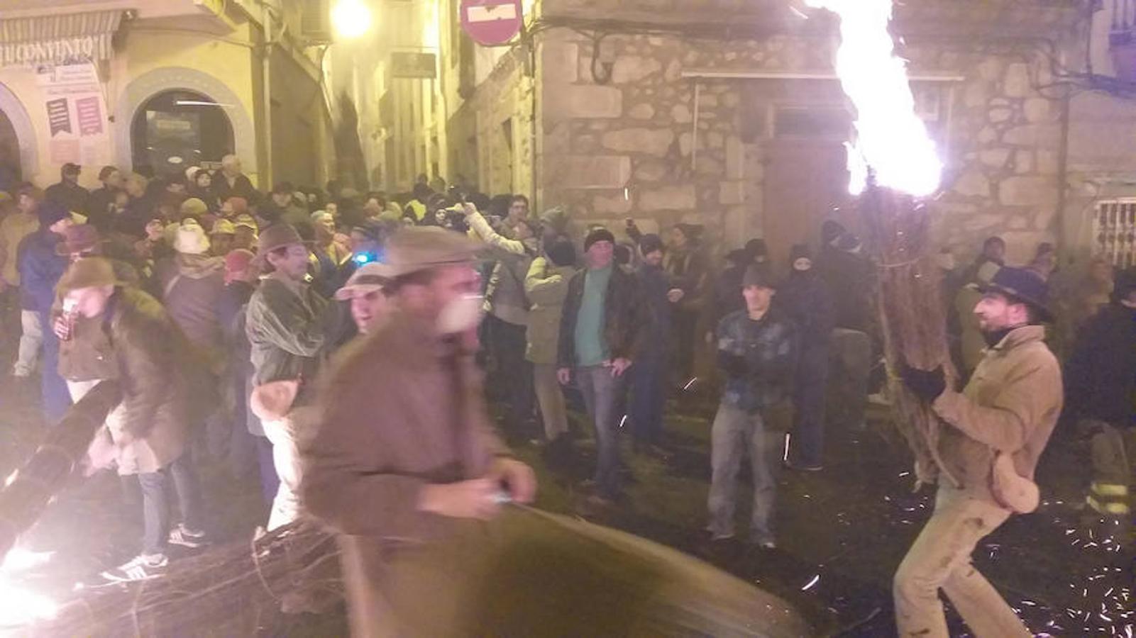 Las hogueras distribuidas por el casco urbano de la localidad surten de llamas a cerca de 15.000 personas en una noche fría