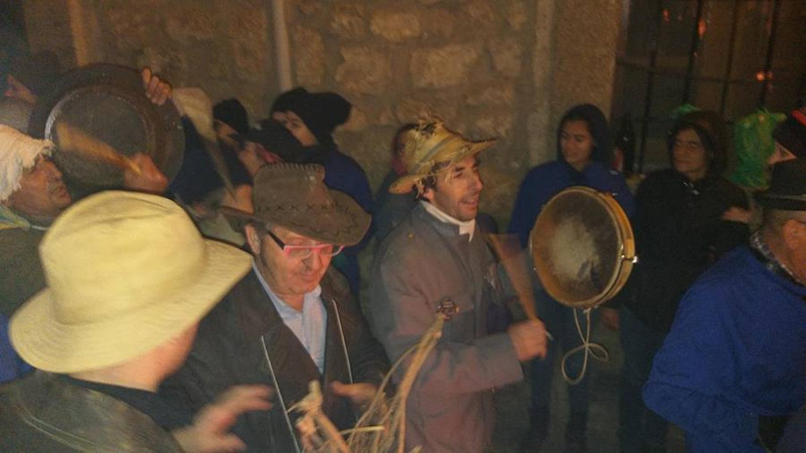 Las hogueras distribuidas por el casco urbano de la localidad surten de llamas a cerca de 15.000 personas en una noche fría