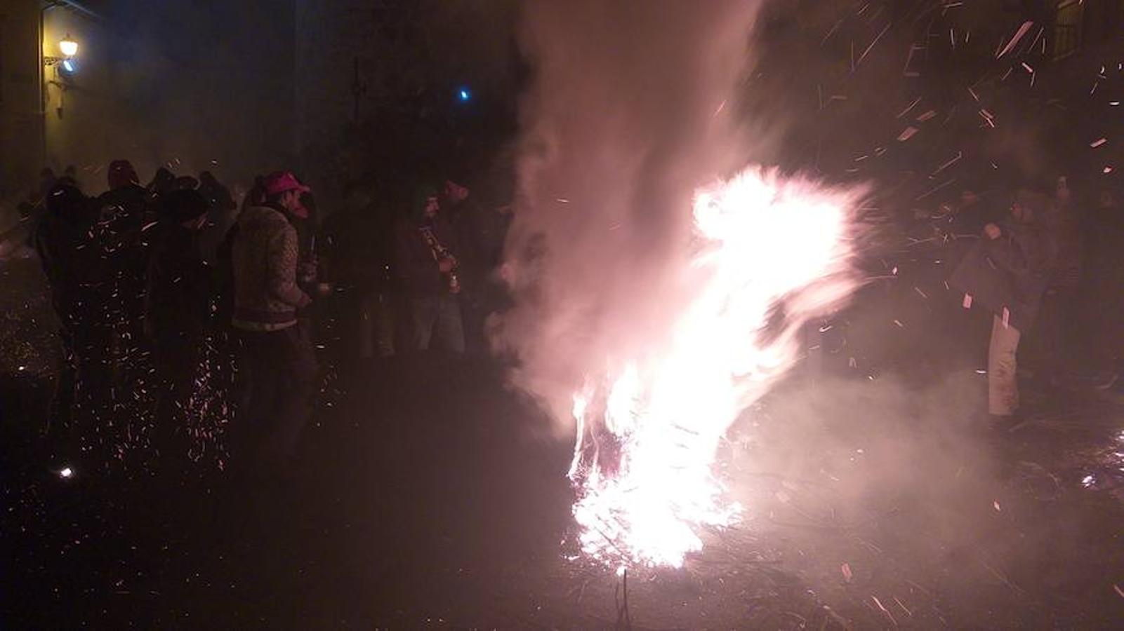 Las hogueras distribuidas por el casco urbano de la localidad surten de llamas a cerca de 15.000 personas en una noche fría