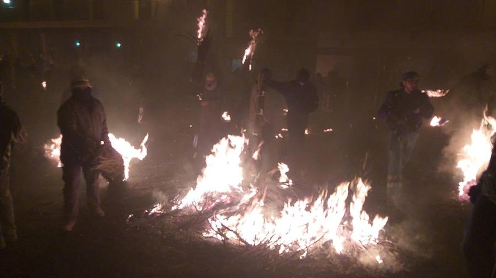 Las hogueras distribuidas por el casco urbano de la localidad surten de llamas a cerca de 15.000 personas en una noche fría