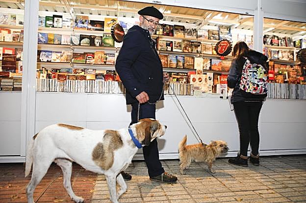 Las Navidades son un momento especialmente complicado para las mascotas en la ciudad. :: a. méndez