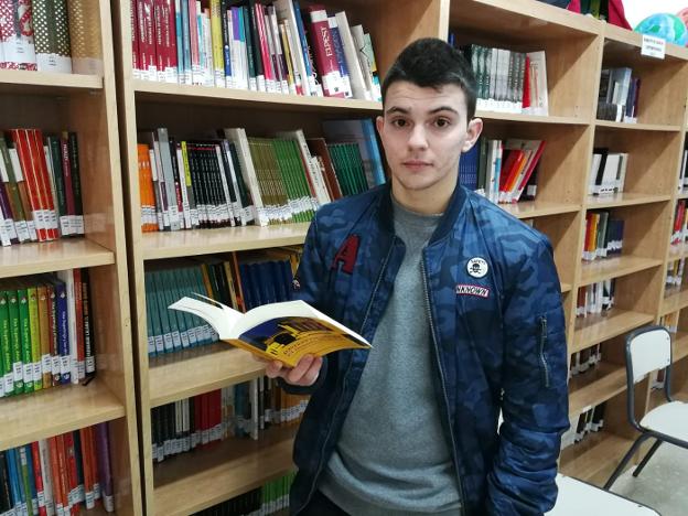 El joven con uno de sus últimos libros leídos. ::JSP