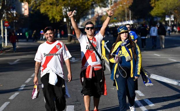 Aficionados de Boca y River, juntos por las calles de Madrid. 