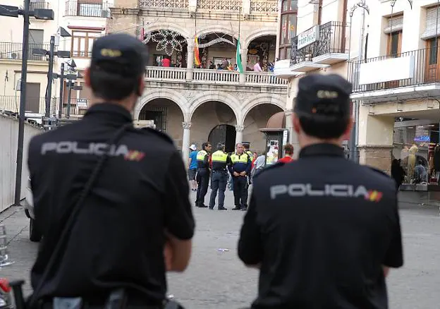 Dotaciones de la Policía Nacional y la Policía Local, en la Plaza Mayor. :: palma