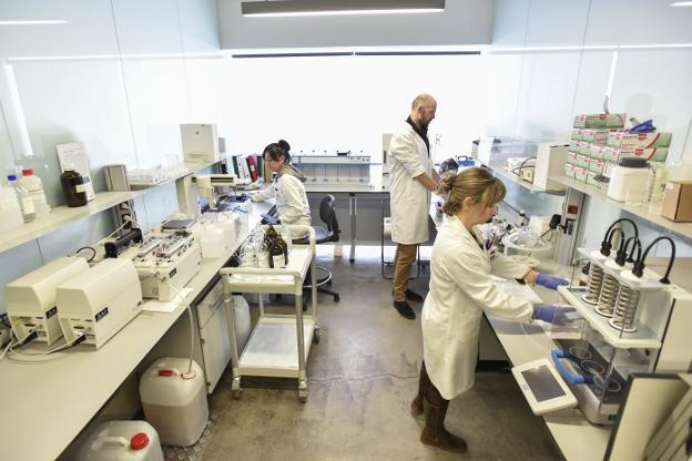 Tres investigadores trabajan en el laboratorio de Promedio de Pardaleras. :: j. V. Arnelas
