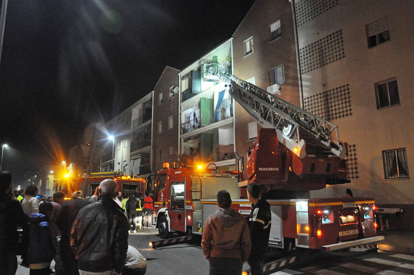 Siete personas han resultado heridas por una intoxicación de monóxido de carbono a consecuencia de un incendio ocurrido en una vivienda en la calle Matachel de Don Benito