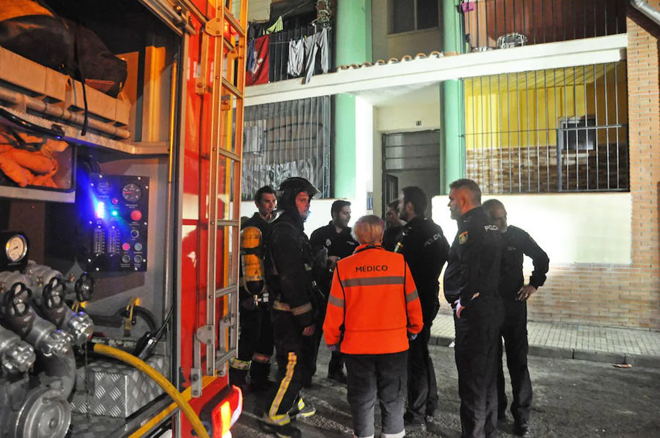 Siete personas han resultado heridas por una intoxicación de monóxido de carbono a consecuencia de un incendio ocurrido en una vivienda en la calle Matachel de Don Benito