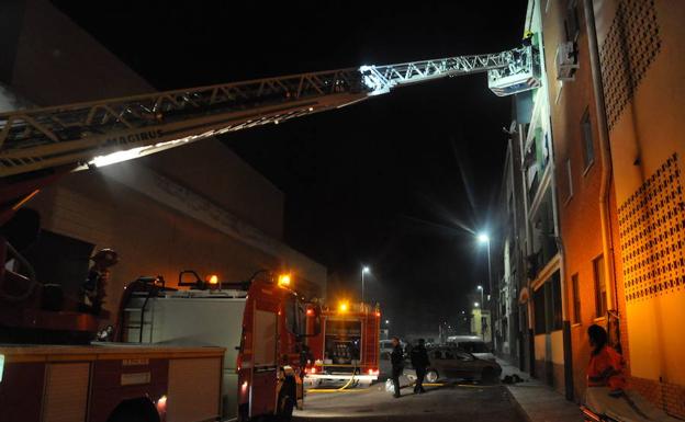 Los bomberos han tenido que utilizar una autoescala para acceder a la vivienda:. _