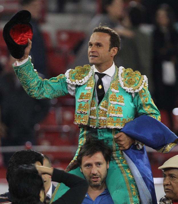 Antonio Ferrera abandonó la México a hombros del matador de toros pacense Javier Solís. :: efe