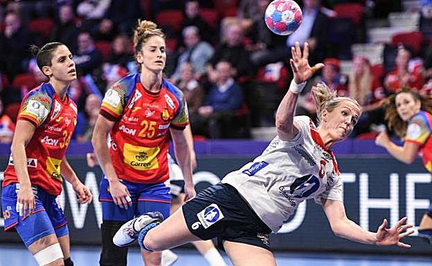 La noruega Heidi Loke marca ante la defensa española.