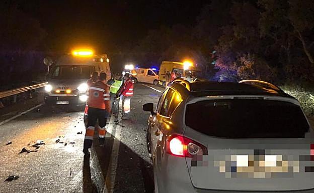 Sanitarios y guardias civiles en el lugar del siniestro:: CRUZ ROJA