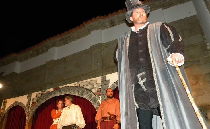 9 de agosto. La representación de 'El alcalde de Zalamea' celebró ese fin de semana su 25 aniversario. Esta obra de Calderón de la Barca, que se representa anualmente en Zalamea de la Serena por los vecinos del pueblo, la han visto ya 125.000 espectadores. :: 