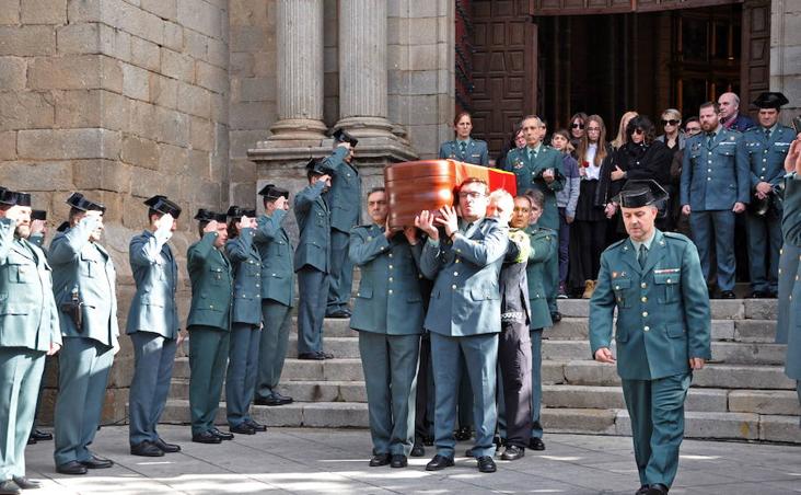 3 de noviembre. Don Benito despidió con un emotivo entierro a Juan Francisco Lozano, el guardia civil de 50 años apuñalado de madrugada tras mediar en una pelea en las inmediaciones de un pub cuando se encontraba fuera de servicio. :: 