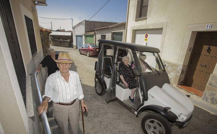 15 de julio. El alcalde de Pescueza (168 habitantes) creó un proyecto para que sus mayores no tengan que dejar su hogar cuando ya no se valen por sí mismos. :: 