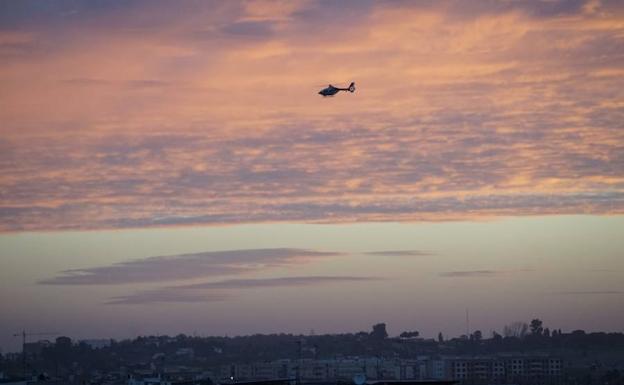 El helicóptero de la Policía sobrevuela Badajoz. :: 