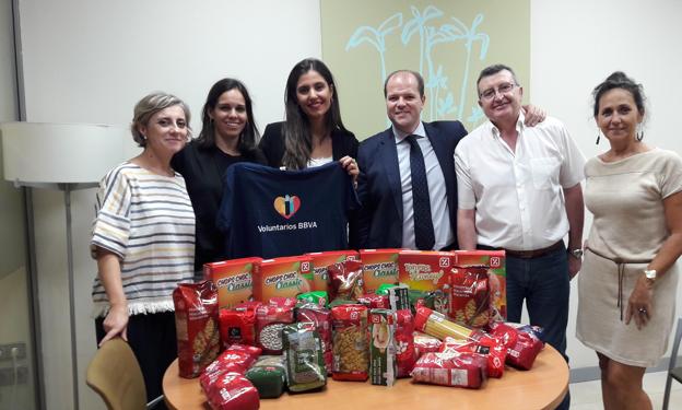 Trabajadores de la oficina BBVA de Don Benito participantes en la recogida de alimentos. 