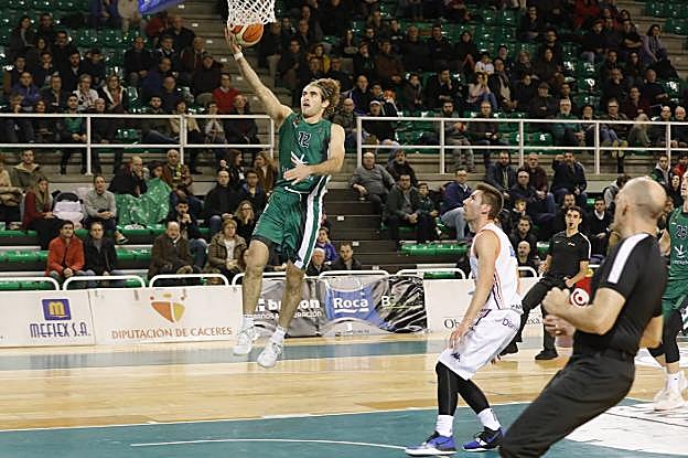 Guillermo Corrales entra a canasta, ayer, ante el Palencia. 