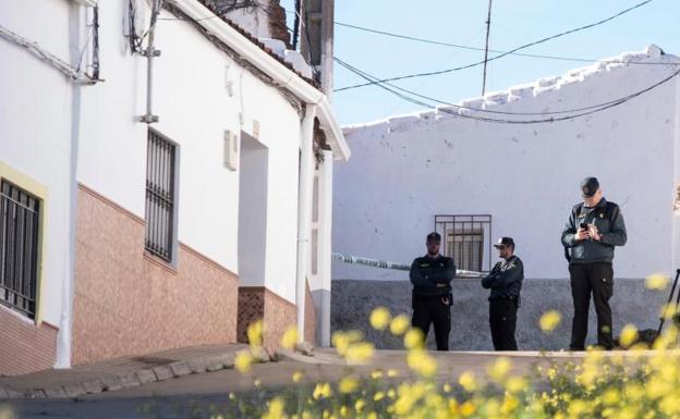 Efectivos de la Guardia Civil custodian la vivienda de la joven zamorana Laura Luelmo, desaparecida desde el miércoles. 