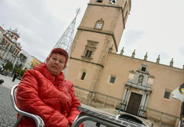 Carmen Araya en la plaza de España de Badajoz, con la catedral y el árbol de Navidad de luz. :: c. m.