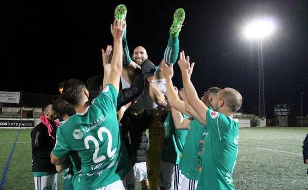 Al final del partido, Rulo fue homenajeado con varios regalos y muestras de cariño de sus compañeros y aficionados el día que se retiraba del fútbol. 