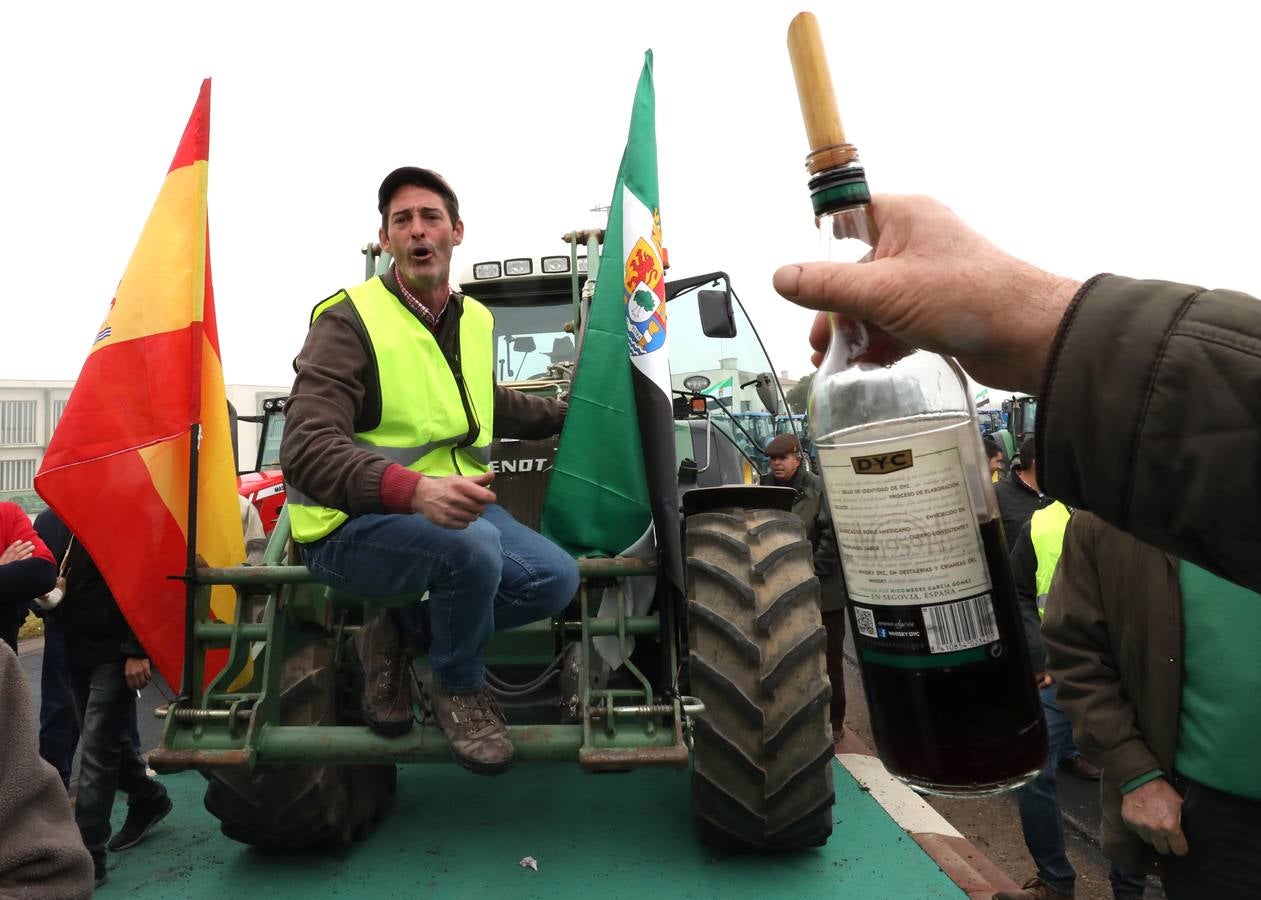 La caravana, procedente de las vegas Altas, ha pedido reunión urgente con la consejera García Bernal.