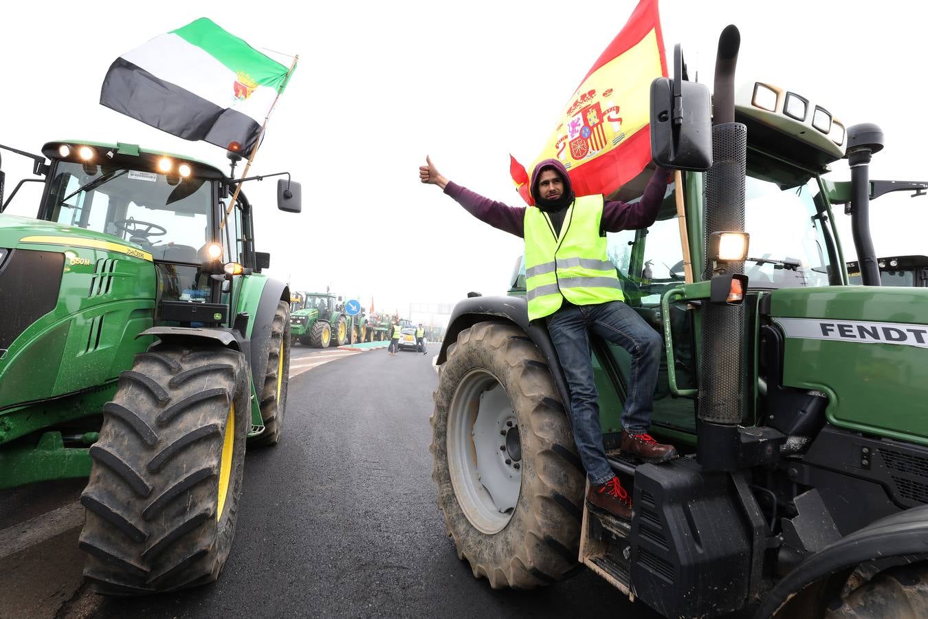 La caravana, procedente de las vegas Altas, ha pedido reunión urgente con la consejera García Bernal.