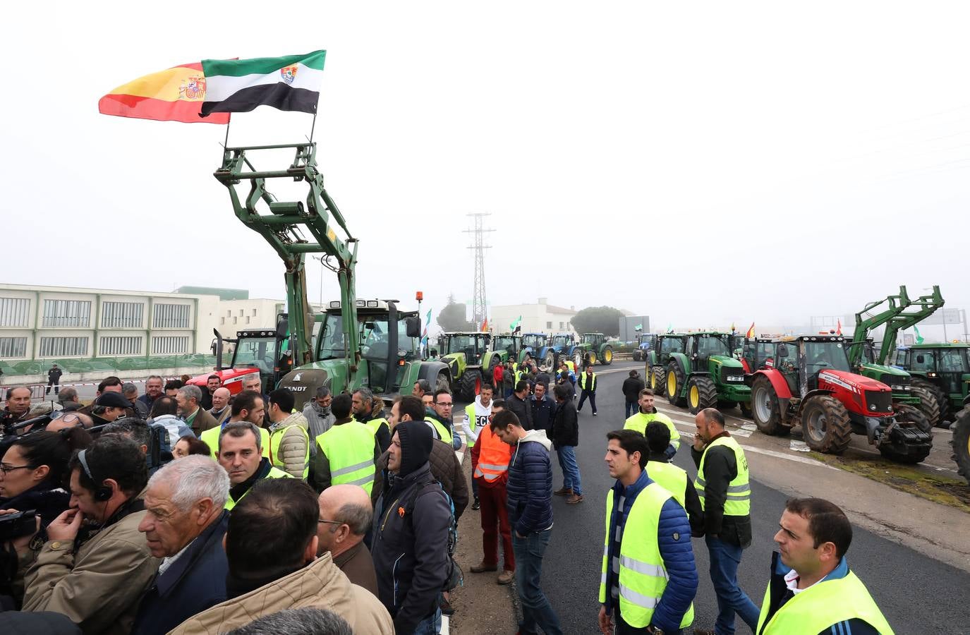 La caravana, procedente de las vegas Altas, ha pedido reunión urgente con la consejera García Bernal.