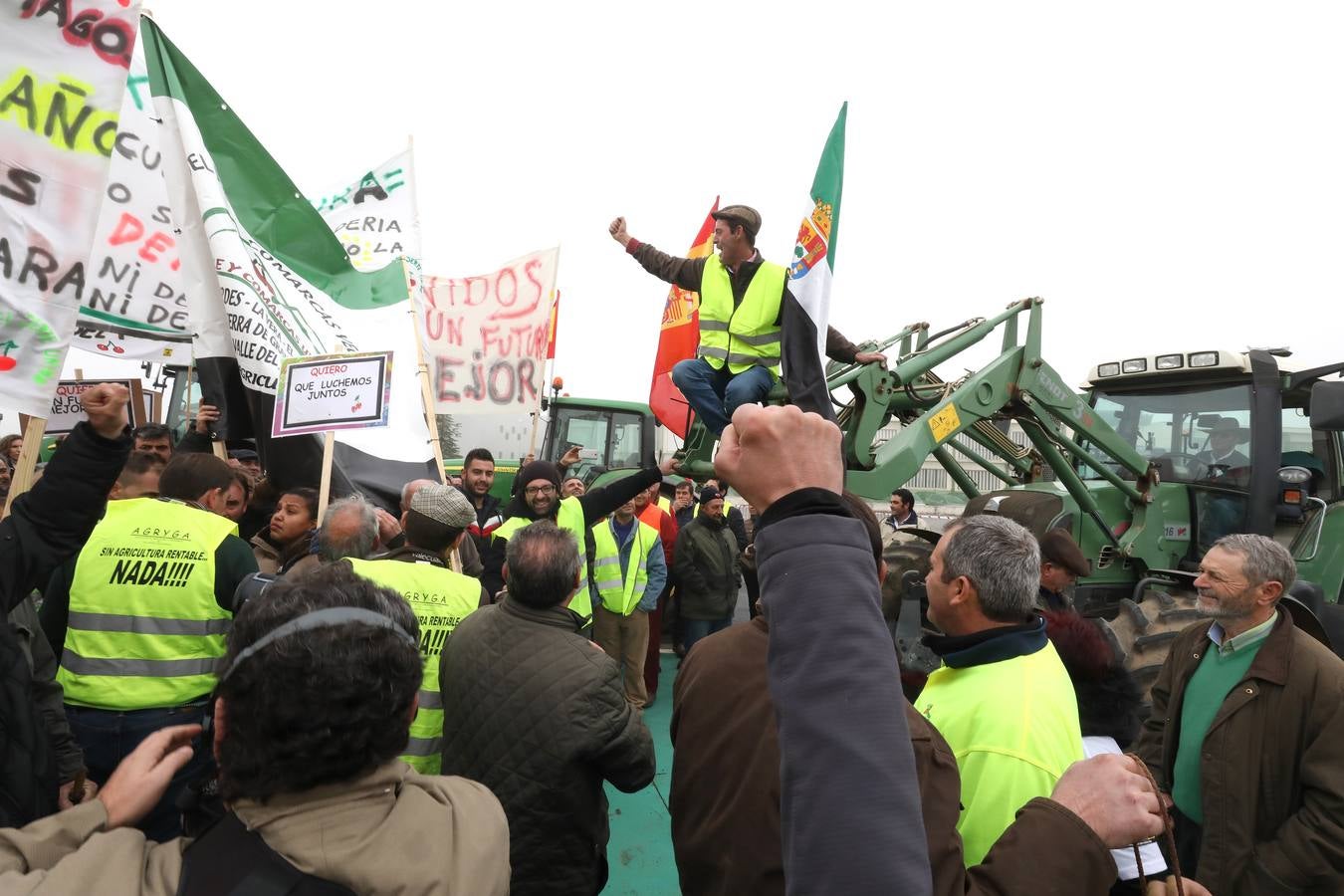 La caravana, procedente de las vegas Altas, ha pedido reunión urgente con la consejera García Bernal.