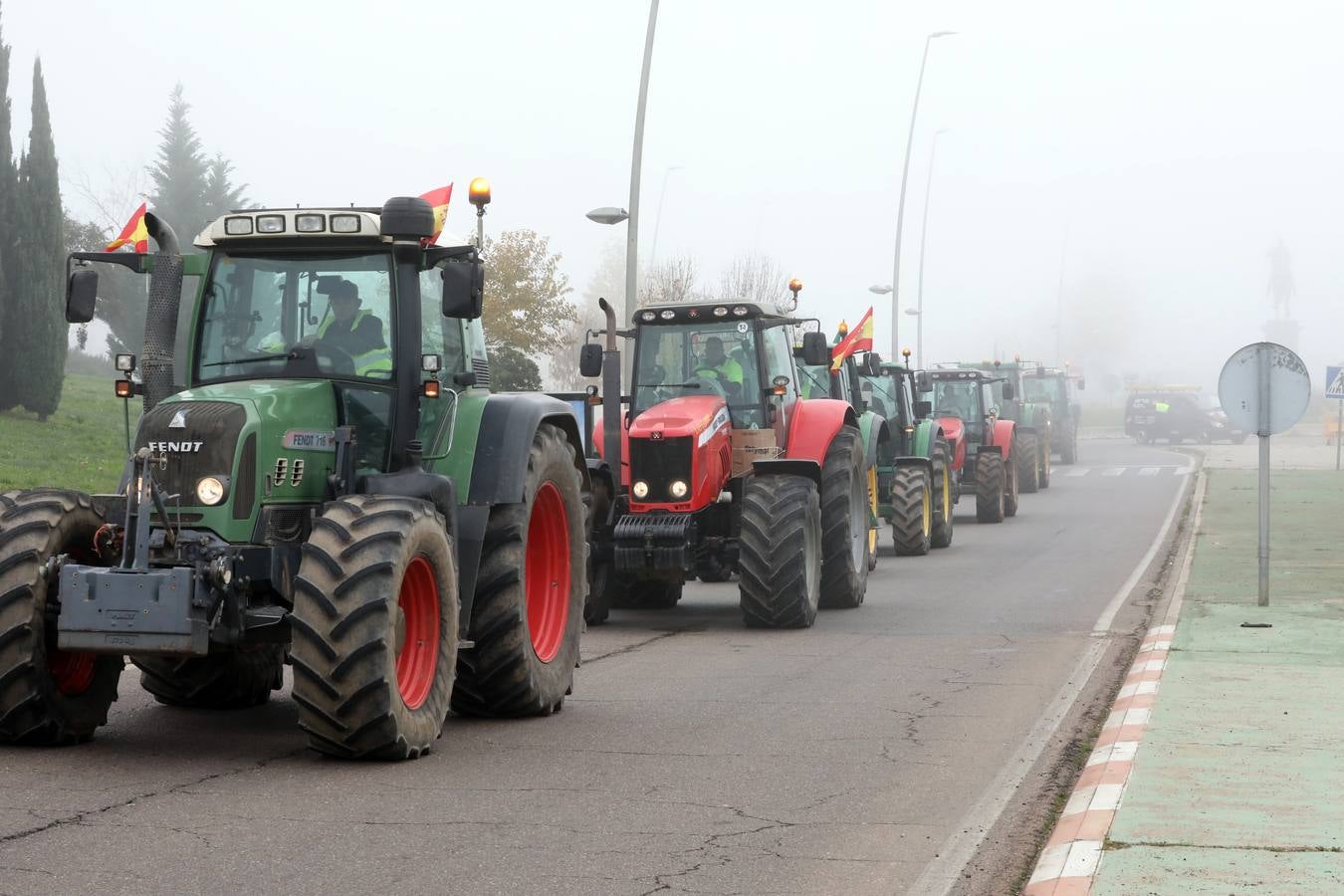La caravana, procedente de las vegas Altas, ha pedido reunión urgente con la consejera García Bernal.
