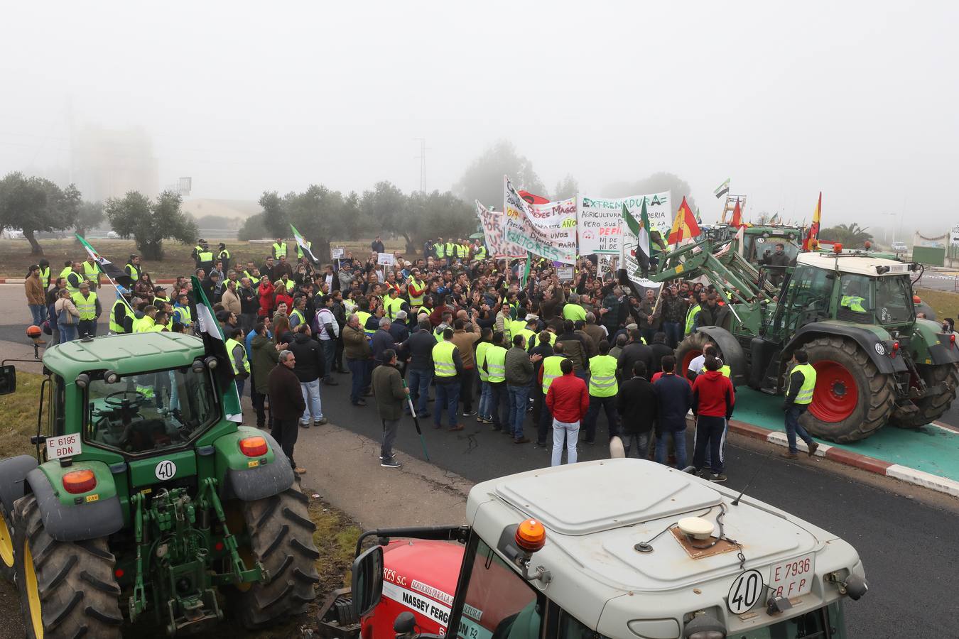 La caravana, procedente de las vegas Altas, ha pedido reunión urgente con la consejera García Bernal.