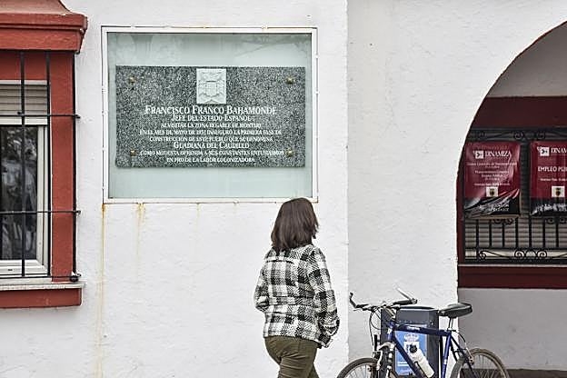 Placa en homenaje a la visita de Franco en la fachada del Ayuntamiento de Guadiana. 
