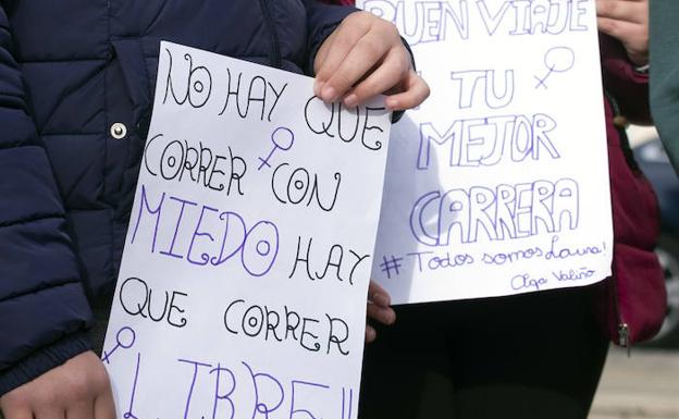 Carteles que han portado muchas de las mujeres que se han concentrado hoy en la localidad onubense de El Campillo durante el minuto de silencio guardado en las puertas del Consistorio.