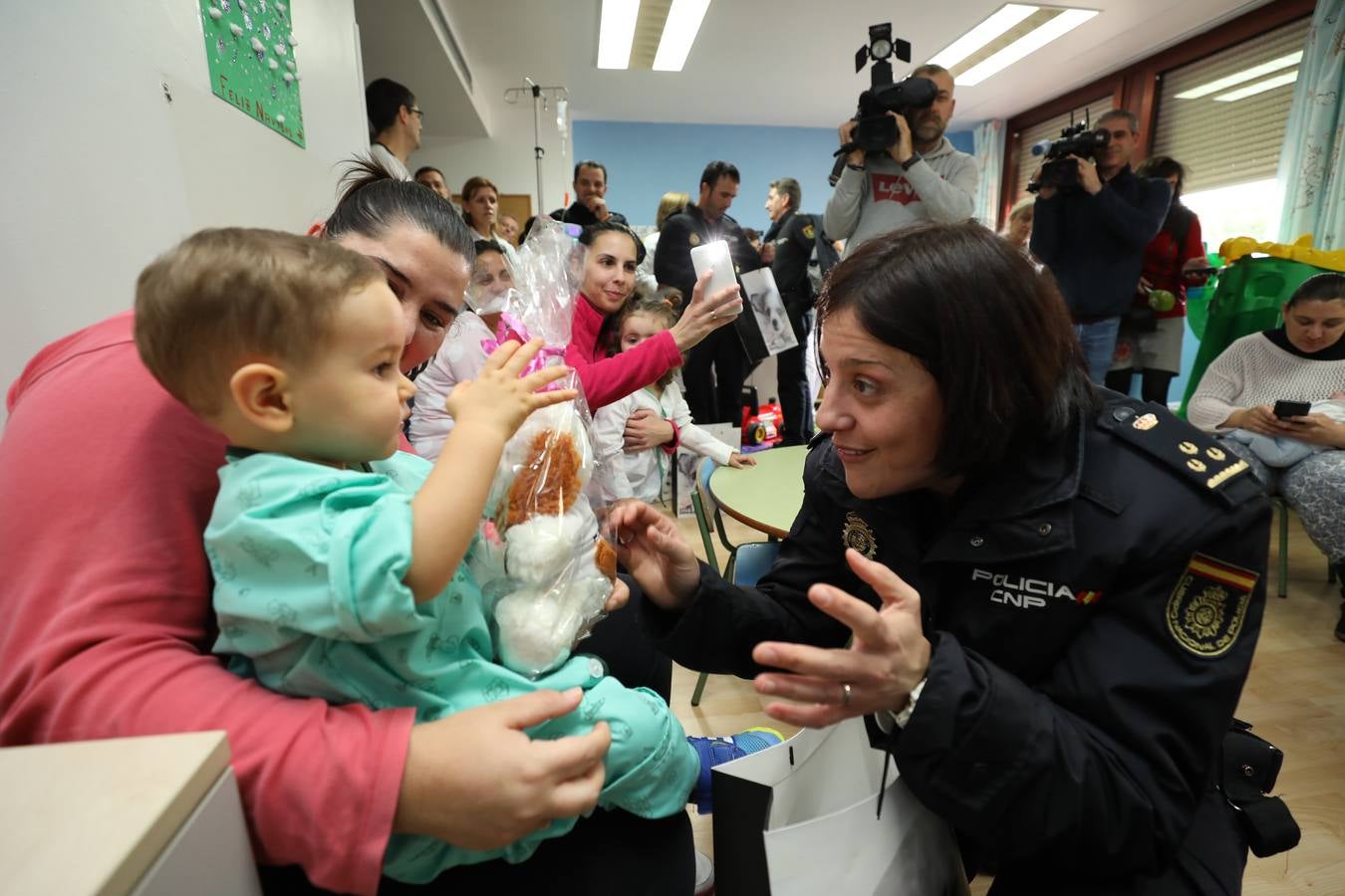 Agentes de la Policía Nacional de la Comisaría de Mérida han hecho entrega de juguetes a los niños hospitalizados.