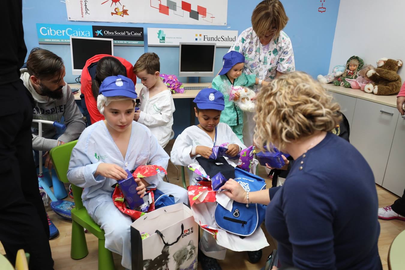 Agentes de la Policía Nacional de la Comisaría de Mérida han hecho entrega de juguetes a los niños hospitalizados.