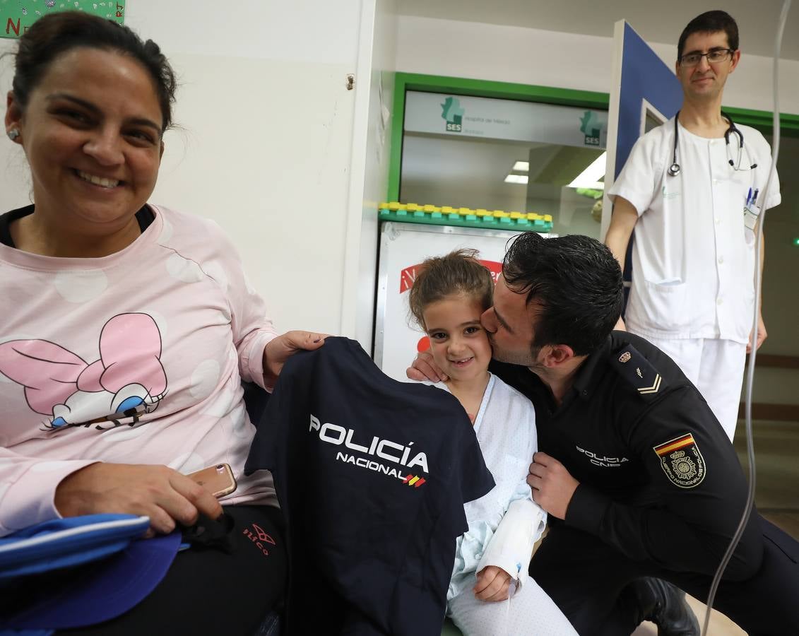 Agentes de la Policía Nacional de la Comisaría de Mérida han hecho entrega de juguetes a los niños hospitalizados.