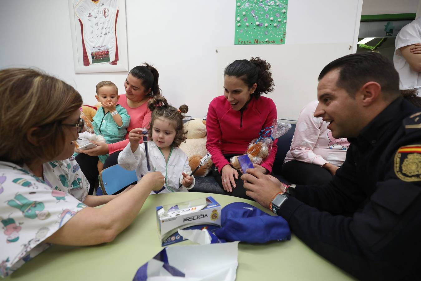 Agentes de la Policía Nacional de la Comisaría de Mérida han hecho entrega de juguetes a los niños hospitalizados.